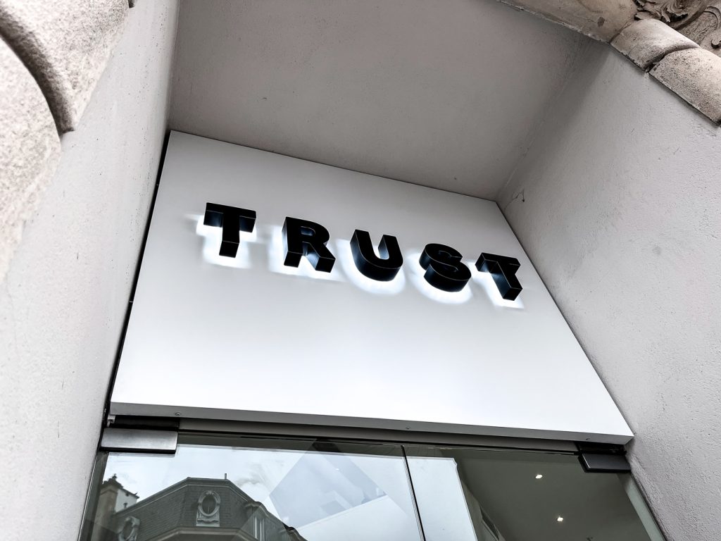 trust-enseignes-stickers-3