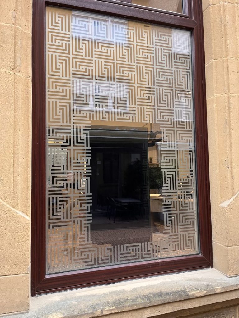 salon-figaro-enseigne-vitrine-3
