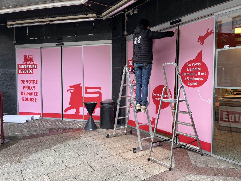 Delhaize-luxembourg-lettrage-vitrines-proxy-2-scaled-1024x768