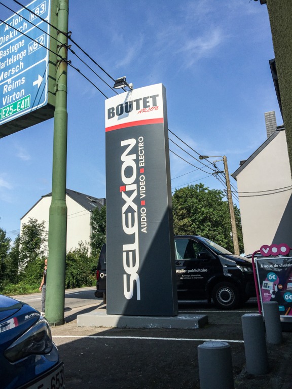 Hello_Deco_Magasin_Boutet_Totem_publicitaire3