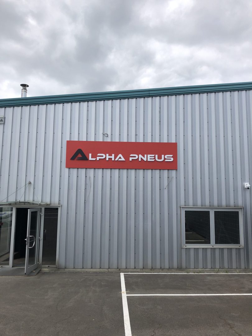 alpha-pneus-enseigne-8-scaled
