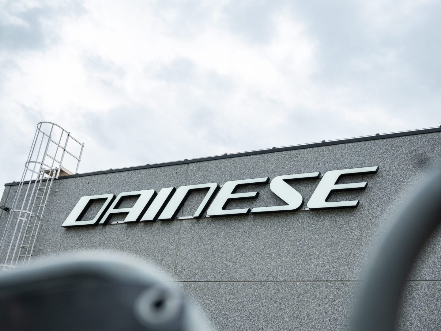 dainese-enseignes-lumineuses-1-scaled