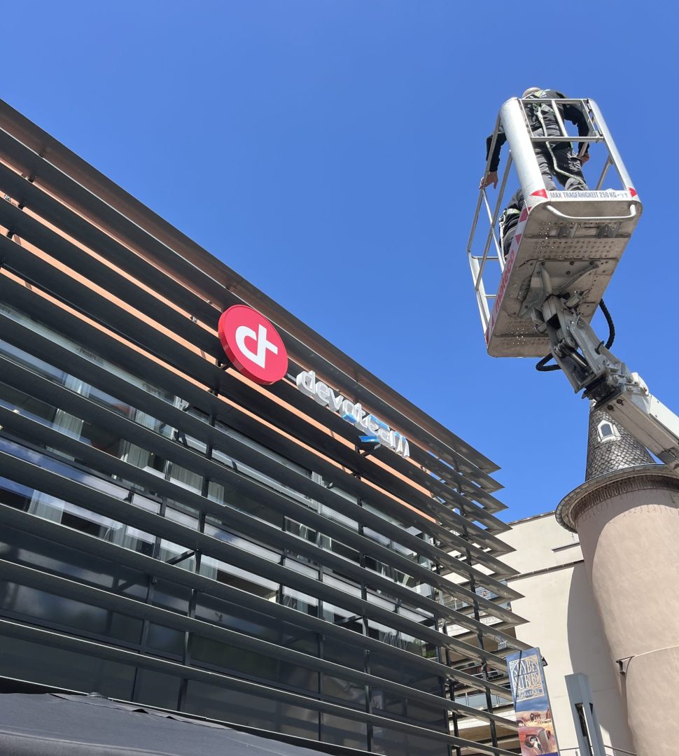 devoteam-enseigne-lumineuse-5-scaled-e1694612182330