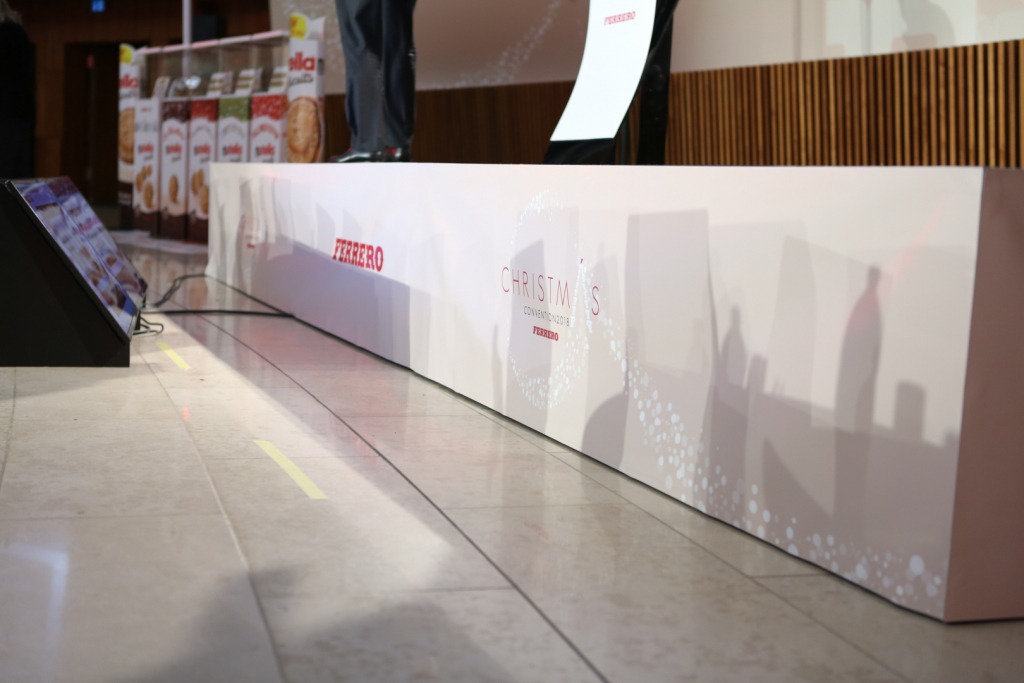 habillage-vitre-podium-personnalise-01