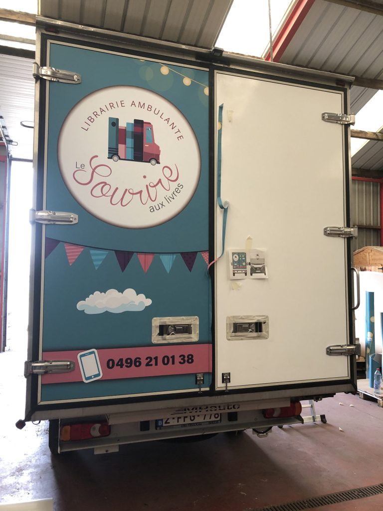le-sourire-aux-livres-lettrage-camionnette-8-scaled-768x1024