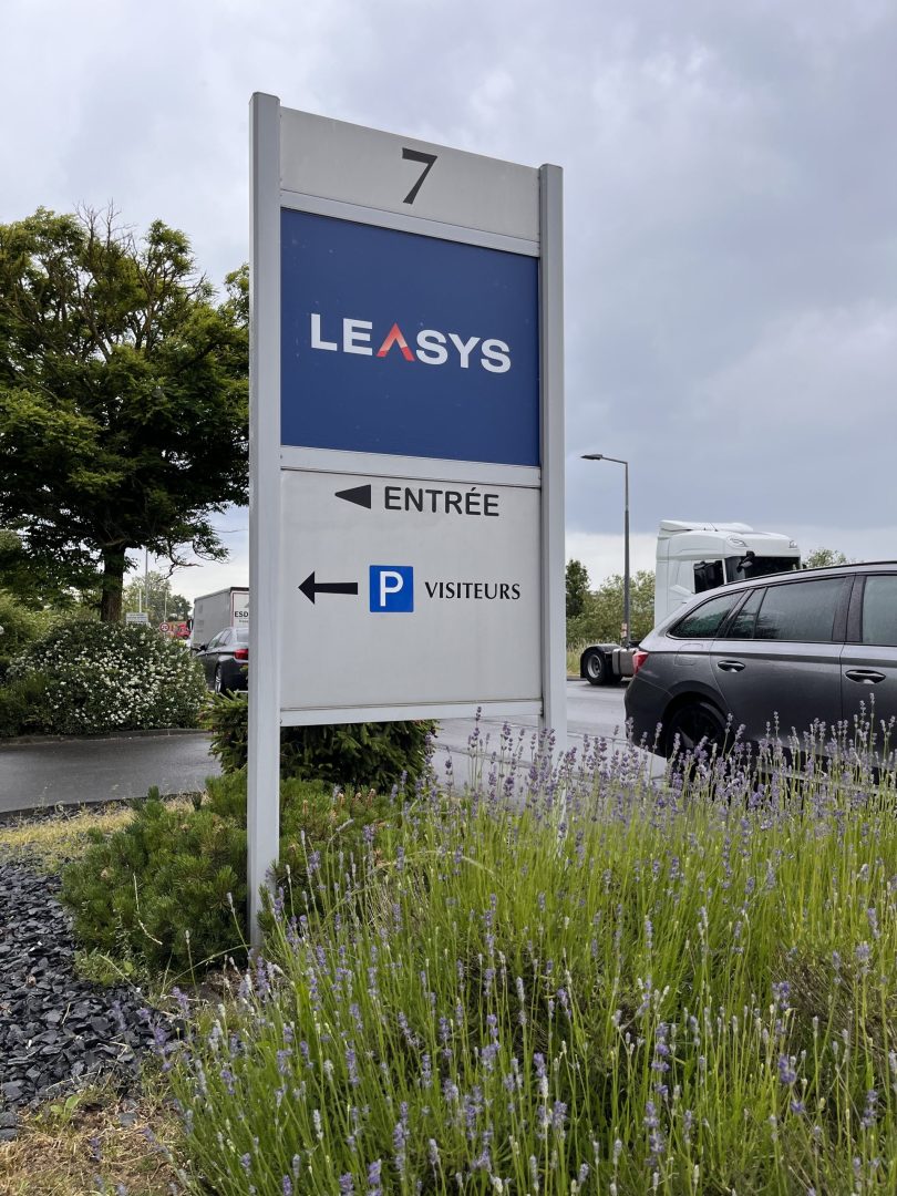 leasys-signaletique-exterieure-1-scaled