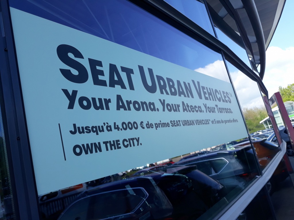 lettrage-vitrine-adhesif-01