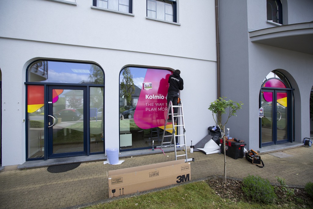 lettrage-vitrine-micro-perfore-03