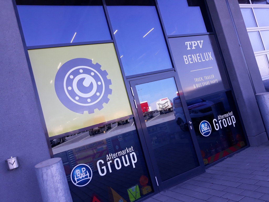 lettrage-vitrine-micro-perfore-04