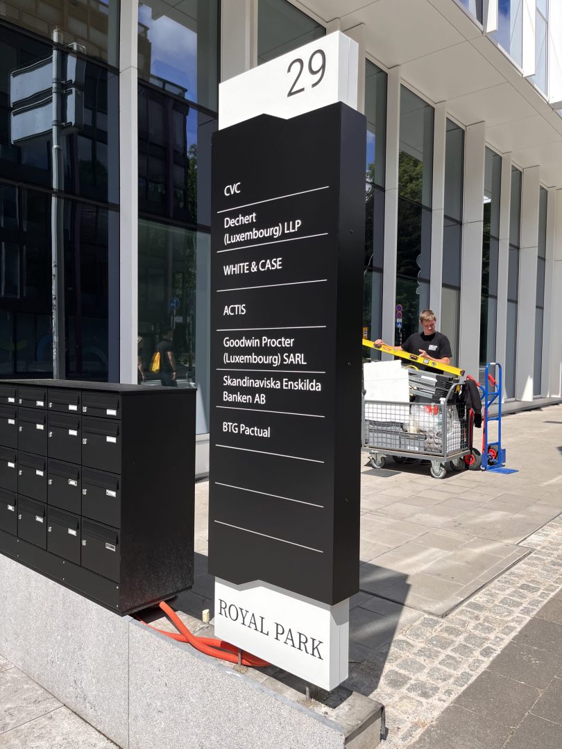 royal-park-totem-lumineux-5-scaled