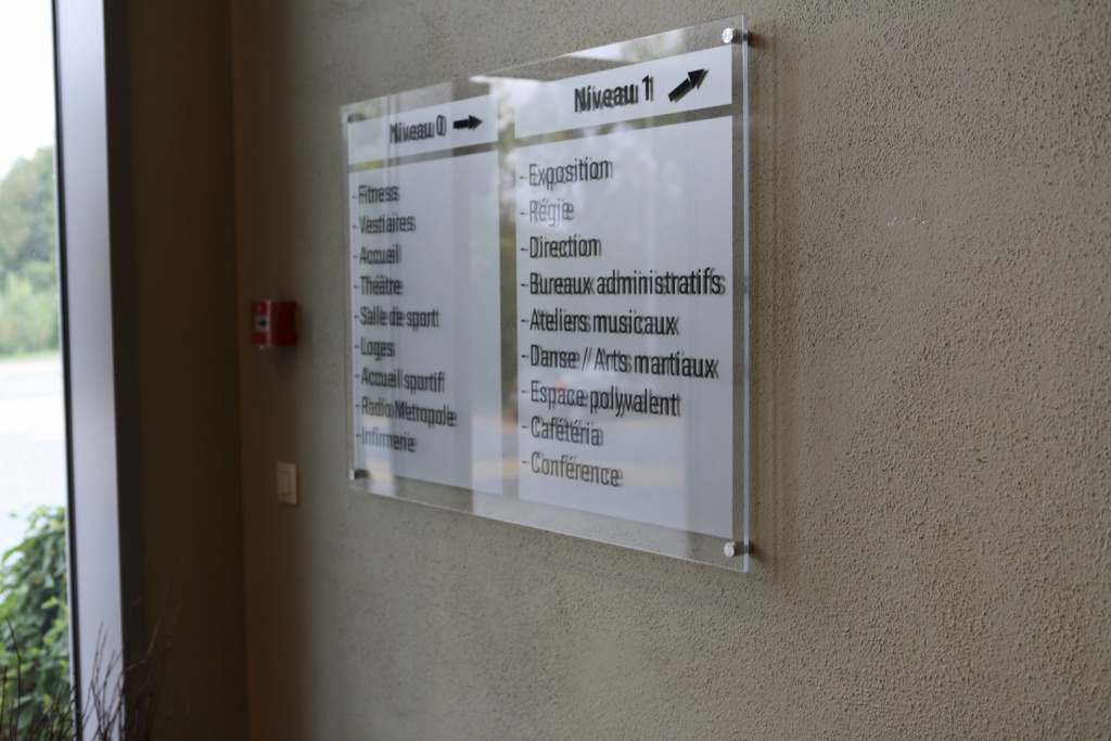 panneau-plexiglass-signaletique-bureau-03