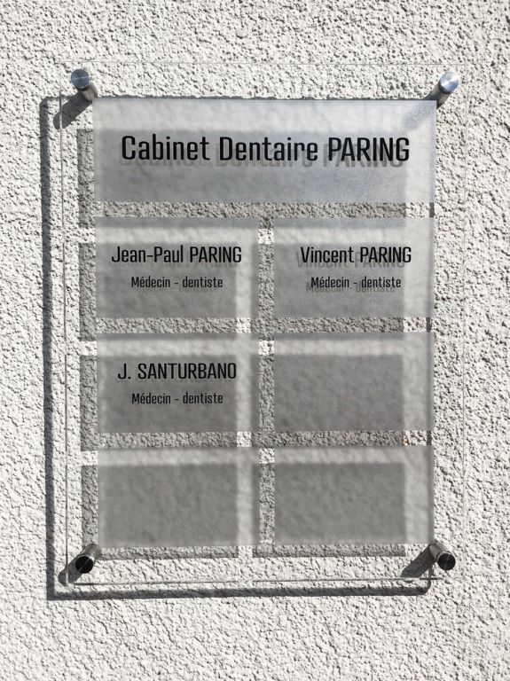 signaletique-plexiglas-exterieure-02